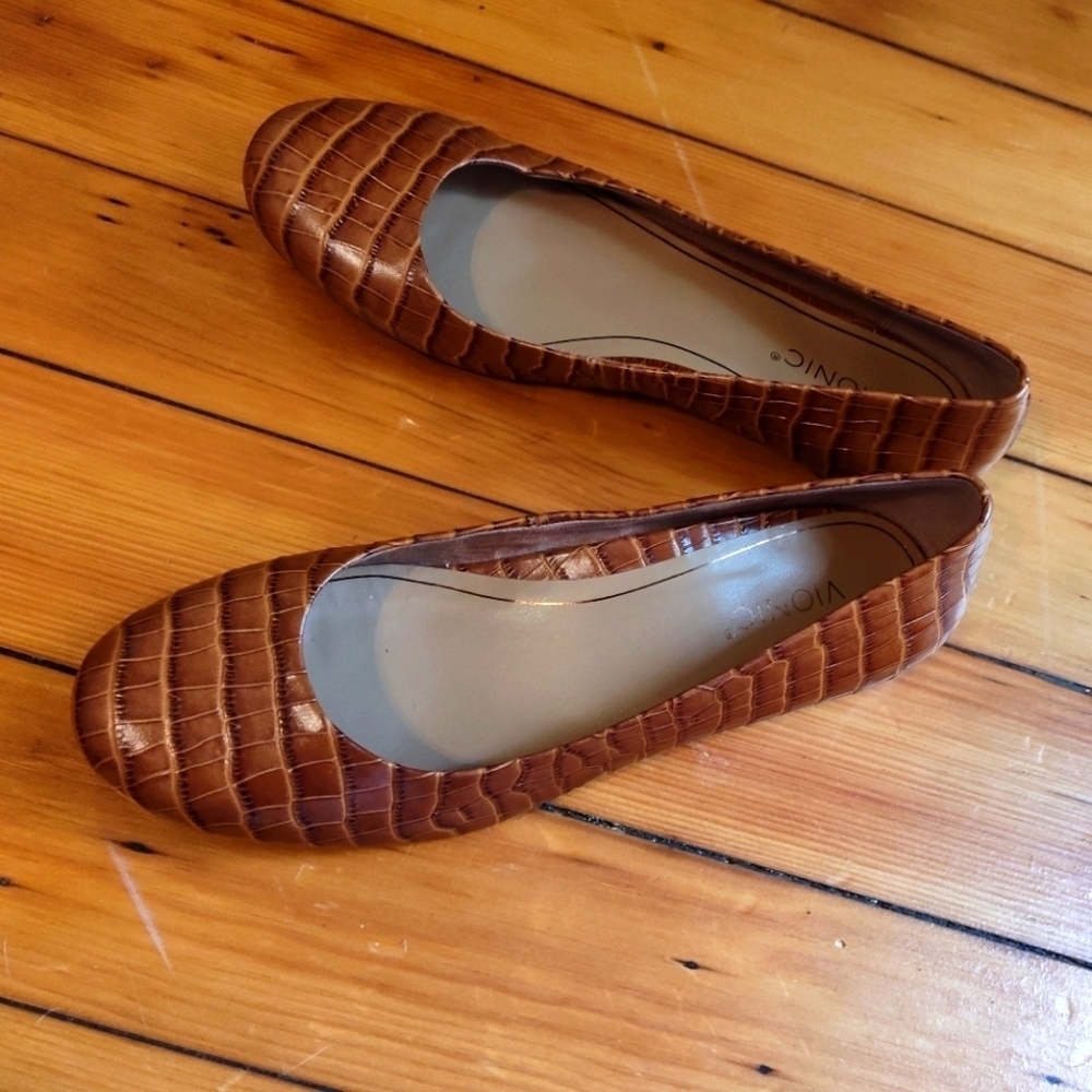 Vionic Women's Brown Crocodile-Pattern Flats - Picture 2 of 8